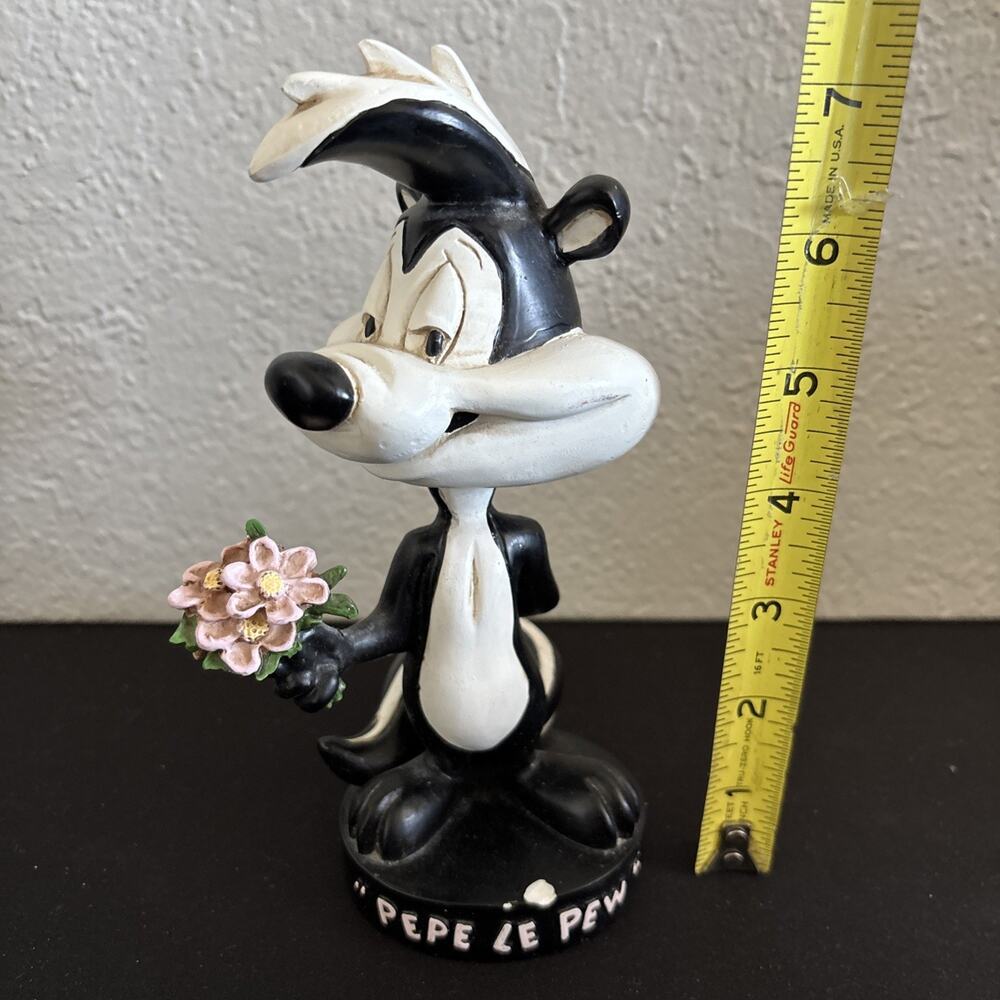 Rare vintage Pepe Le Pew Looney Tunes skunk bobblehead